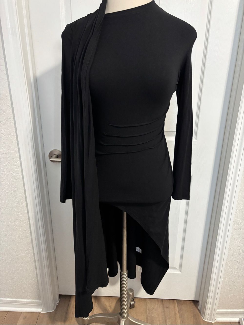 Micas Size Medium Black Asymmetric Long Sleeve Tunic